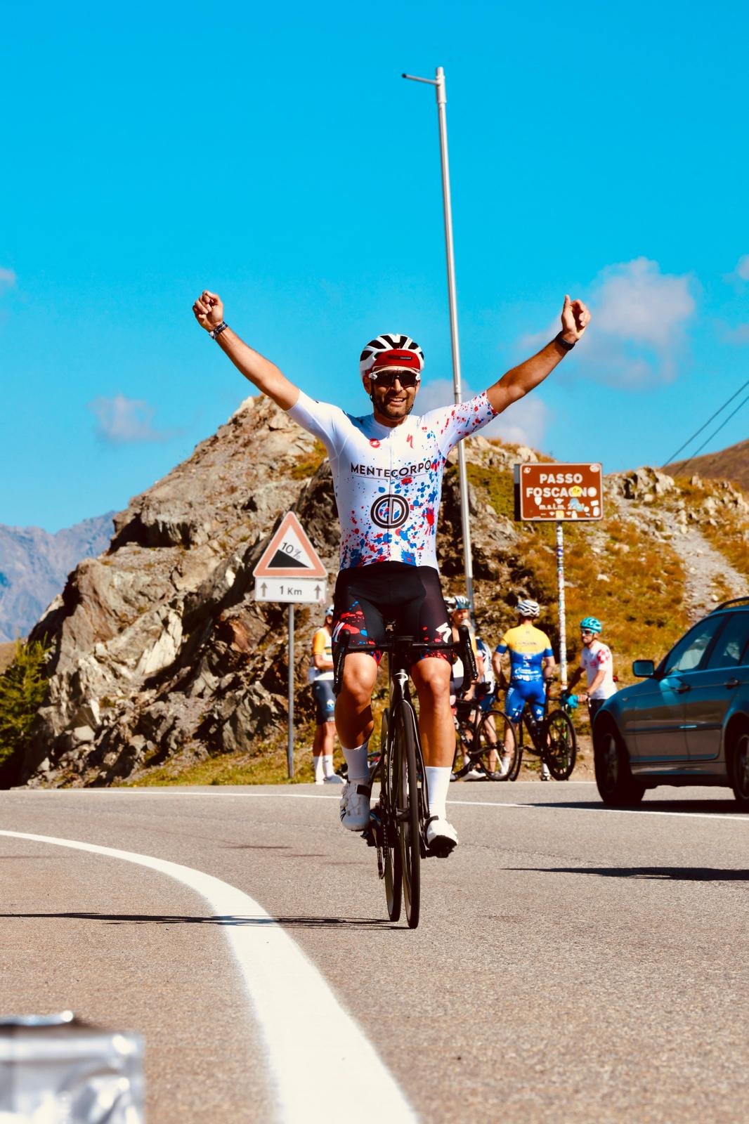 Francesco Bafunno in bici, arrivo al Passo Foscagno